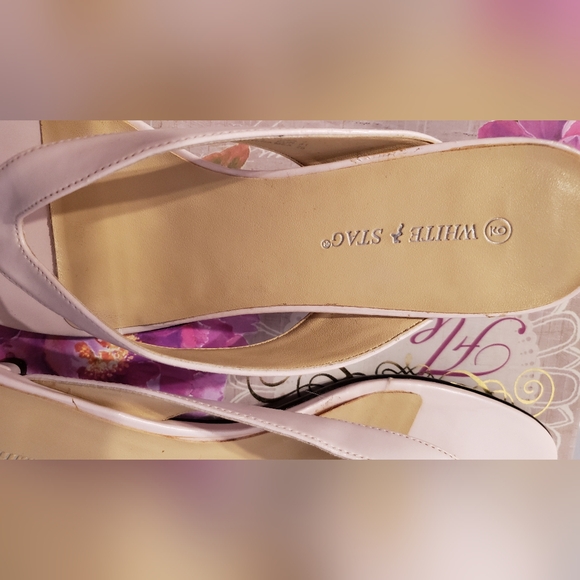Kitten heels,  size 9, palest pink thong sandals, White Stag, simple elegance. - Picture 4 of 8
